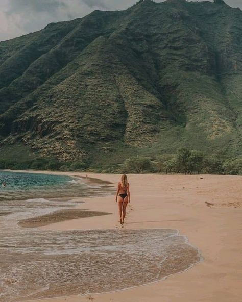 Wherever you go, no matter what the weather, always bring your own sunshine☀ Natural Beach Pictures, Honolulu Picture Ideas, Hawaii Maui Photography, Beach Travel Photography, Makua Beach Oahu, Oahu Hawaii Pictures, Oahu Beach Photoshoot, Best Beach Photos Ideas, Hawaii Aesthetic Oahu