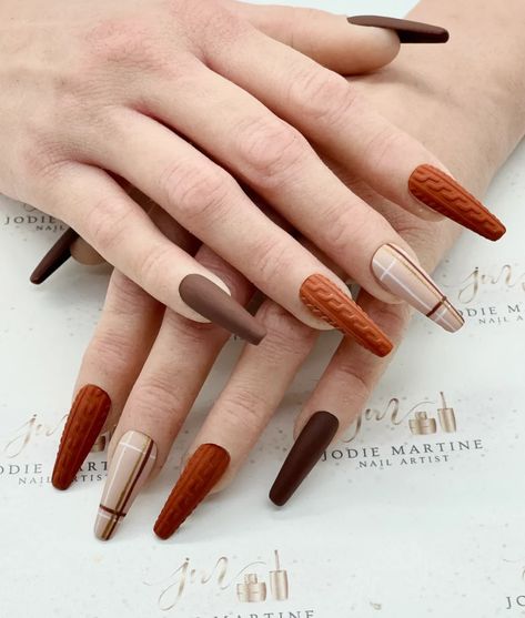 Thanksgiving Nails Easy, Cute Thanksgiving Nails, Thanksgiving Nails Color, Thanksgiving Nails Design Fall, Nail Designs Fall, Burberry Nails, Candy Corn Nails, Nails Thanksgiving, Fall Acrylic