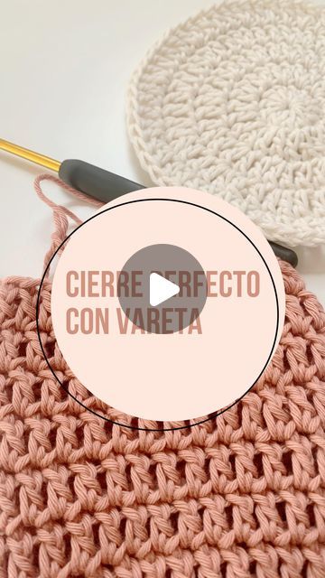 Karina Carestia | Crochet on Instagram: "⬇️ TRUCAZO PARA TRABAJAR VARETAS EN CÍRCULO   Con este cierre perfecto nunca más vas a ver la unión entre la última vareta de la vuelta y la primera ¡viva!   PASO A PASO   Cerrar la vuelta sobre la segunda cadena. Para ubicarla, deslizá la aguja por la primera vareta y sobre la siguiente vas a tomar solamente la hebra de atrás.  Vas a hacer 3 cadenas al aire, tomar lazada, dejar el siguiente punto sin tejer y sobre el siguiente empezás la vuelta de vareta normal.  Cuando te queden los últimos 3 puntos por tejer: 1️⃣ vas a tomar la hebra de adelante de la vareta de la vuelta anterior, junto con la hebra que vas a encontrar justo arriba 2️⃣ vas a tomar las 2 hebras de la vareta de la vuelta anterior, que es la vareta donde se hizo el punto deslizado t On Instagram