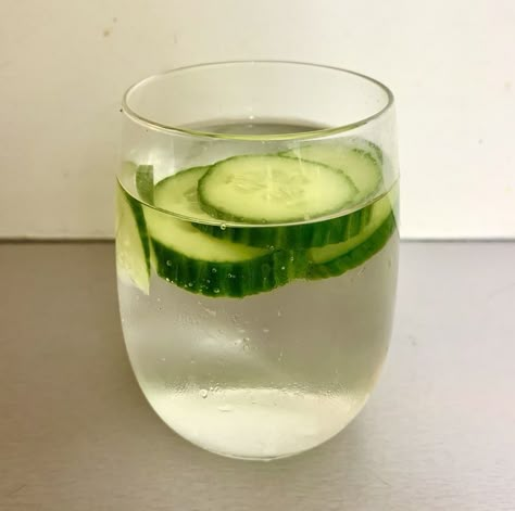 Cucumber Water, Healthy Drink, Healthy Food Dishes, Healthy Food Motivation, Healthy Lifestyle Food, Small Meals, Healthy Lifestyle Inspiration, Flavored Water, روتين العناية بالبشرة