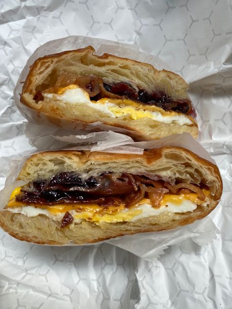 Homemade Breakfast Sandwich, Sandwich Aesthetic, Bacon Egg And Cheese Sandwich, Egg And Cheese Sandwich, Bacon Egg And Cheese, Egg And Cheese, Homemade Breakfast, Healthy Lifestyle Food, Food Babe