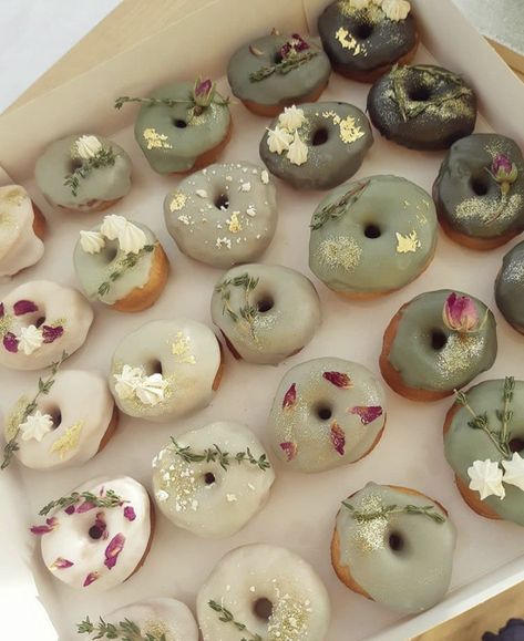 Artisan Donut, Doughnuts Wedding, Donuts Wedding, Handmade Sweets, Fancy Donuts, Green Donut, Donut Flavors, Cake Donut, Powdered Donuts