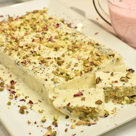 This quick kulfi recipe (Pakistani Ice Cream) is a popular South Asian frozen dessert made with milk, cream, sugar, cardamom, and nuts. Pakistani Desserts, Greek Yogurt Cheesecake, Easy Indian Dessert, Kulfi Recipe, Salted Nuts, Desserts Vegan, Vanilla Bean Ice Cream, Milk Cream, Banana Ice Cream