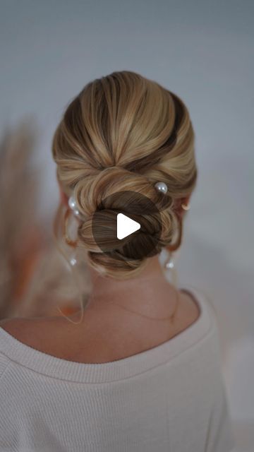 Julia Fratichelli Hair Education on Instagram: "Save this step by step tutorial of a bridal hair bun and check my page for more guides about bridal hairstyling!   In my highlights you’ll find so much information about hair products, tools and hair preparation before hairstyling! @juliafratichelli.haircoaching   #juliafratichelli #bridalhairstylist #hairstyle #bridalhair #hairbun #lowbun #hairstyling #stepbystephairstyle" Low Chignon Tutorial, Sleek Low Bun Wedding Hair, Hairbuns Hairstyles, Bridal Hair Bun, Chignon Tutorial, Low Bun Tutorial, Low Bun Tutorials, Low Bun Wedding Hair, Wedding Hair Front