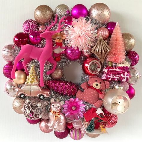 Christmas Wreath Pink, Vintage Ornament Wreath, Vintage Pink Christmas, Fall Decor Diy Crafts, Vintage Style Christmas, Kitsch Christmas, Rainbows Christmas, Christmas Decorations Wreaths, Christmas Ornament Wreath