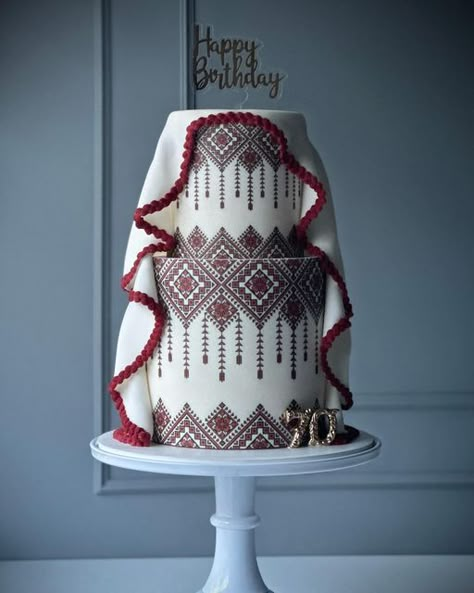 Henna Wedding Cake, Henna Cake Designs, Henna Decoration Ideas Decor, Henna Cake, Eid Vibes, Christmas Cake Ideas, Fairy Tale Wedding Cake, Ethiopian Wedding, Rustic Wedding Backdrops