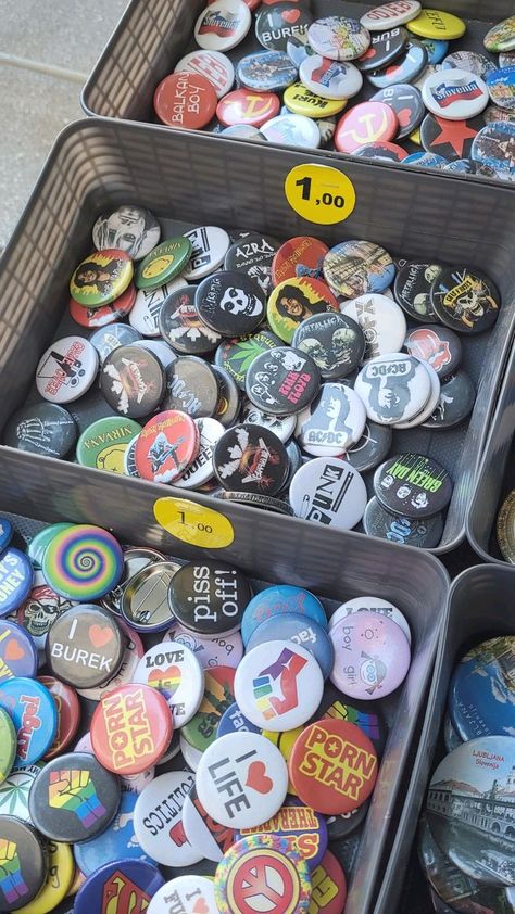 #Backpack_Decorations #Backpack_Decorations_Diy #Backpack_Decorations_Grunge #Backpack_Decorations_Crochet #Backpack_Decorations_Coquette #Backpack_Decorations_Cute Backpack Buttons, Button Pins Aesthetic, Pins For Bags, Backpack With Pins, Pins Diy, Altoids Tins, Pin Button Badges, My Backpack, Bag Badges