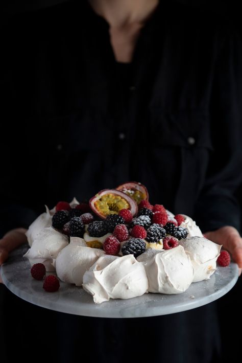 Ingredients for a Beautiful Life!A Christmas Classic – Berry Passionfruit Pavlova Meringue Recipes, Traditional Christmas Desserts, Christmas Pavlova, Mini Carrots, Cherry Brandy, Impressive Desserts, Pavlova Recipe, Baking Recipe, Fresh Fruits