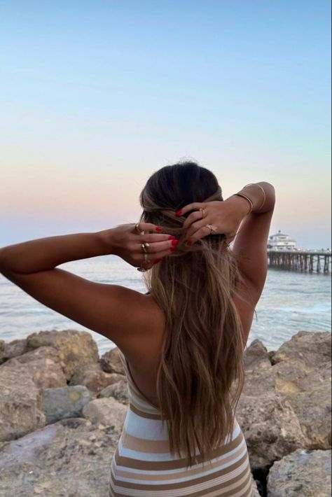 Azramian on ig #summervibes #summeraesthetic #summerstyle #rednails #naturalhairstyles #beachday #beachvibes #beachhair #beachlife #beachlover Brown Beach Hair, Beachy Hair Color, Summer Brown Hair, Beach Blonde Highlights, Summer Brunette, Brunette With Blonde Highlights, Light Brunette Hair, Brunette Aesthetic, Summer Blonde Hair