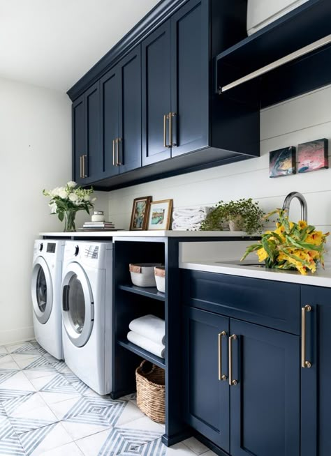 Transitional Laundry Room, Laundry Room Colors, Blue Laundry Rooms, Laundry Room Wallpaper, Dream Laundry Room, Laundry Room Flooring, Laundry Room Closet, Mudroom Laundry Room, Laundry Room Layouts