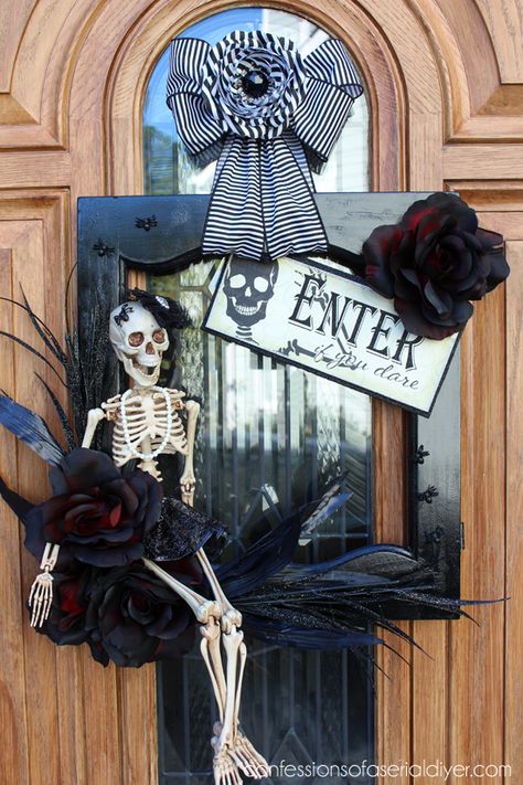 Halloween Decorations Wreaths, Halloween Front Door Decorations, Skeleton Wreath, Halloween Front Doors, Diy Halloween Wreath, Adornos Halloween, Wreath Halloween, Halloween Door Decorations, Halloween Door