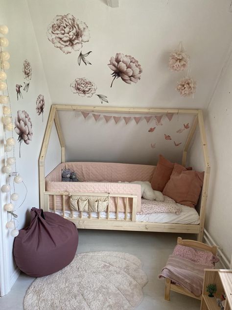 Diy House Bed, Toddler House, Toddler Bed Girl, Diy Toddler Bed, Toddler House Bed, Bed For Girls Room, Raised House, House Beds For Kids, Small Kids Room