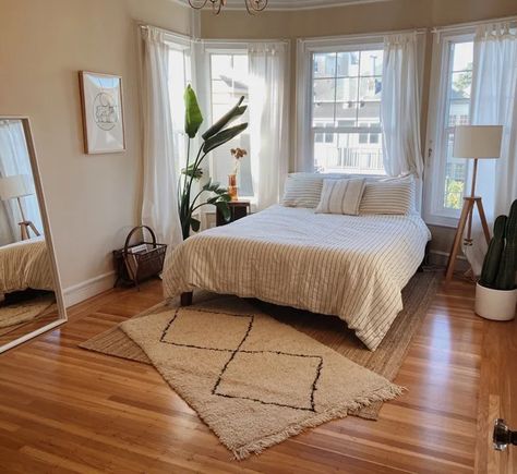 255 9th Ave #7, San Francisco, CA 94118 - Studio Apartment for Rent | PadMapper Studio Apartment Bay Windows, Large Studio Apartment, Richmond Apartment, Milgard Windows, San Francisco Apartment, Studio Apartment Layout, Bedroom Studio, Solid Wood Cabinets, Have A Shower