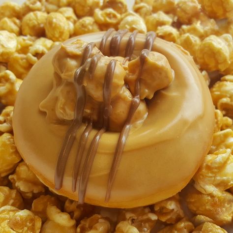 Caramel Popcorn Donut Plating, Caramel Donut, Caramel Doughnuts, Caramel Biscuits, Caramel Popcorn, Halloween Ideas, Macarons, Popcorn, Food Lover