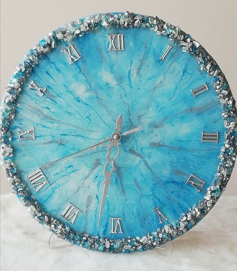 Mesh Garland, Deco Mesh Garland, Resin Watch, Resin Wall Clock, Resin Clock, Art For Wall, Resin Crafts Tutorial, Resin Art Painting, Diy Clock Wall