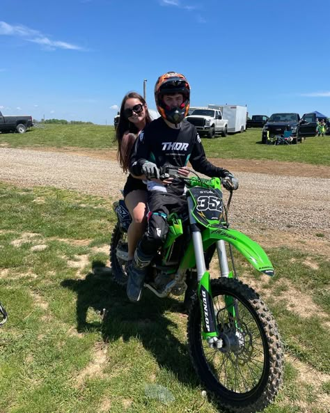 Couple On Dirt Bike, Dirt Bike Girlfriend, Cute Dirt Bike Couples, Motorcross Couple Pictures, Dirt Bike Boyfriend, Motocross Couple Goals, Motocross Boyfriend, Mx Couple, Motocross Girlfriend