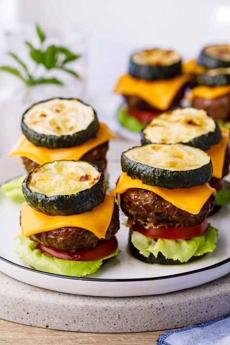 Zucchini Sliders (Easy Low Carb Burger Recipe) - Keto Pots Salmon Burger Recipes, Zucchini Sliders, Keto Burger Recipes, Low Carb Burger Recipes, Hamburger Keto, Keto Burgers, Zucchini Burgers, Sliders Easy, Healthy Burger Recipes