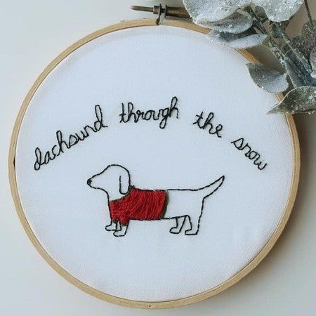 Christmas Dachshund, Dachshund Pattern, Cross Stitch Beginner, Clothes Embroidery Diy, Christmas Embroidery Patterns, Sewing Crafts Tutorials, Embroidery Sweater, Christmas Embroidery Designs, Embroidery Christmas