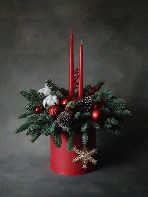 Christmas Candle Flower Arrangements, Christmas Candle Arrangements, Christmas Arrangements Ideas, Christmas Floral Designs, Christmas Party Crafts, Christmas Gift Hampers, Lights For Christmas, Pretty Christmas Decorations, Christmas Decorations Diy Crafts