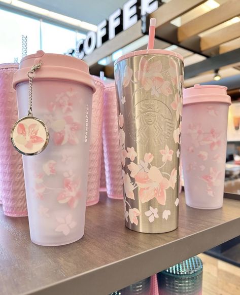 Agua Aesthetic, Vasos Aesthetic, Aesthetic Rosa, Cute Water Bottles, Pretty Mugs, Pink Accessories, Pastel Pink Aesthetic, Girly Accessories, Anime Love Couple