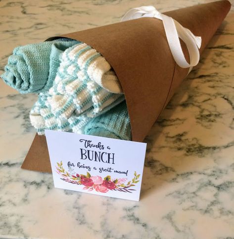 Napkin Gift Ideas, Towel Gift Wrapping Ideas, Towel Gift Ideas, Appreciation Crafts, Leaf Print Art, Big Decorations, Gifts For Gin Lovers, Baby Bouquet, Winter Gift Ideas