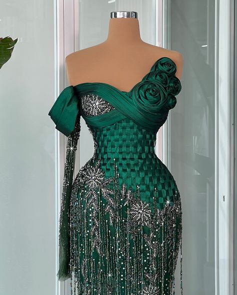 Green, blue or pink? The three of them are a must! #eveningdress #dress #hautecouture #dressup Luxury Birthday Dress, Fancy Robes, Dinner Gowns, Reception Dresses, Birthday Dress Women, Gymwear Outfits, Traditional Wedding Attire, Classy Gowns, Chic Dress Classy