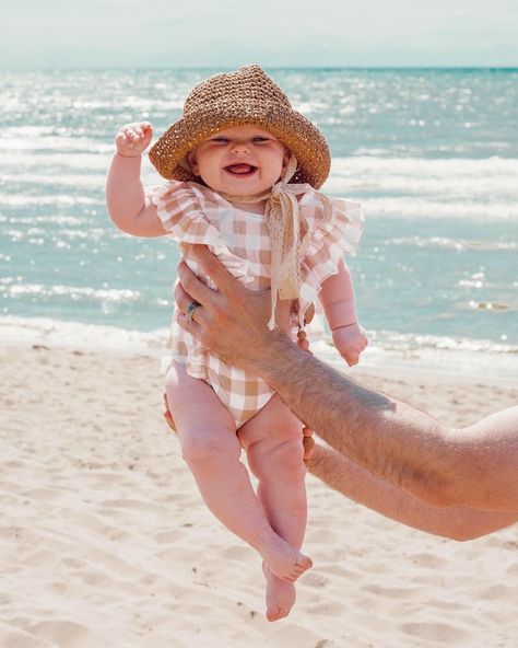 3 Month Old Beach Photos, Family Summer Holiday, Mom And Baby Beach Aesthetic, Infant Beach Photoshoot, Baby Beach Aesthetic, Beach Resort Photo Ideas, Summer Baby Photoshoot Ideas, Infant Beach Pictures, Beach Baby Pictures