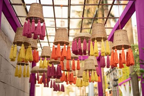 Unique Ideas For Mehndi Function, Cane Basket Decor, Diwali Ceiling Decoration, Arabian Seating, Hindu Decor, Decoration Ganpati, Diy Wedding Binder, Mehendi Decor Ideas, Cane Baskets