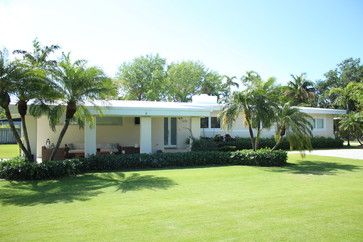 1950's ranch home - Tropical - Exterior - Miami - Carolina Noszticzius Florida Ranch Style Homes Exterior, Florida Homes Exterior Stucco, 1950s Florida Home Exterior, Olde Florida Style Homes, Historical Florida Homes, Florida Home, Ranch House, Curb Appeal, Miami