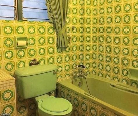 green grandma's bathroom 70’s Bathroom, Cottagecore Bathroom, 70s Bathroom, Diy Kitchen Backsplash, 1970s Decor, Weird Vintage, Maximalist Interior, Pretty Bathrooms, Vintage Bath