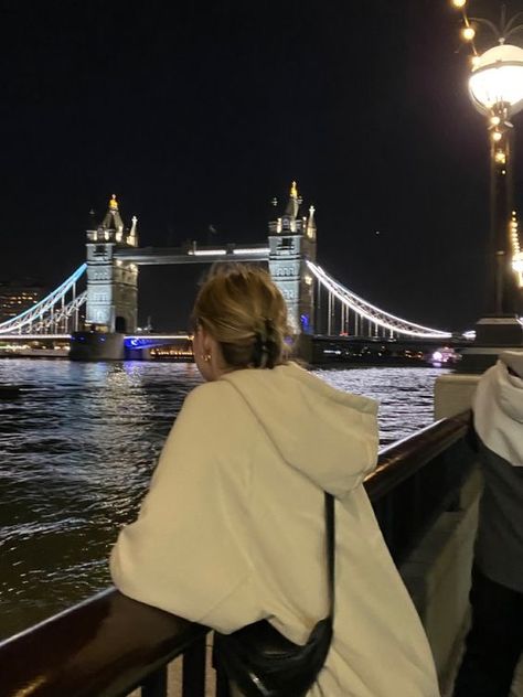 Tower Bridge London Night, Tower Bridge Photo Ideas, London Pics, London Photo Ideas, Bridge Night, Paris Ootd, Photoshoot London, London Vibes, London Dreams