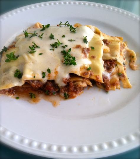 Tasty Thoughts: Brazilian White Sauce Lasagne Bolognese White Sauce Lasagna, Lasagna Bolognese, White Lasagna, Oven Ready Lasagna, White Sauce, Brazilian Food, I Love Food, Paleo Recipes, Lasagna