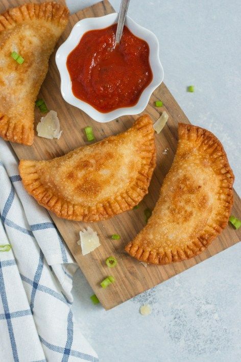 These delicious and easy chicken Parmesan empanadas are stuffed with traditional tomato sauce, chicken, mozzarella and Parmesan cheese. A fun and kid-friendly recipe perfect for Back-to-School. #food #recipes #foodrecipes #chicken #chickenrecipes #empanadas Quiche Easy, Tomato Sauce Chicken, Chicken Mozzarella, Chilean Recipes, Campbell Soup Company, Easy Chicken Parmesan, Dominican Food, Chicken Parmigiana, Cheese Quiche