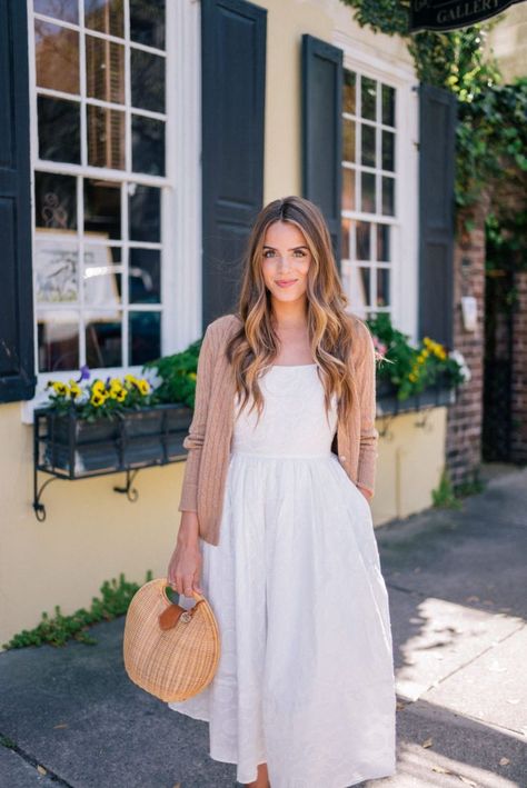 Pretty white summer midi dress, camel tan knit cardigan and straw rattan bag outfit - Julia Engel Gal Meets Glam Beach Outfit Plus Size, Beach Outfits Women Summer, Dress With Cardigan Outfit, Modest Beach Outfit, Boho Beach Outfit, Outfits Gorditas, Cardigan Outfit, Grunge Dress, Chique Outfits