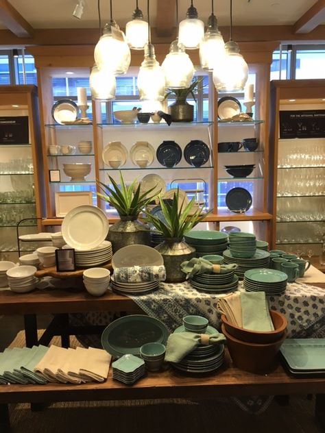 Pottery Barn Visual Merchandising – Stephanie Phillips Visual Merchandising & Styling Portfolio Crockery Display Ideas, Home Visual Merchandising, Visual Merchandising Home Decor, Visual Merchandising Displays Home Decor, Visual Merchandising Ideas, Homeware Display, Crockery Display, Tableware Display, Styling Portfolio