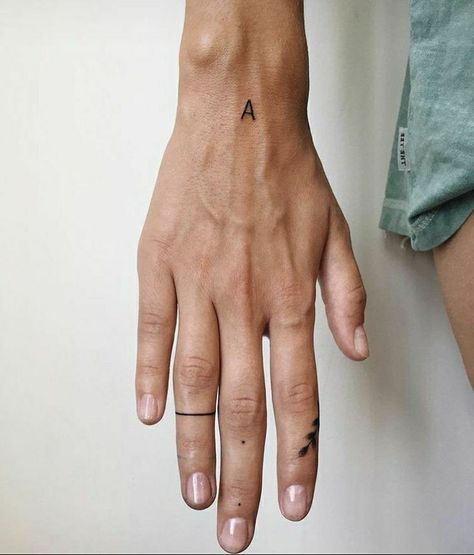 Minimalist Line Tattoo, Tato Henna, Hand And Finger Tattoos, Tattoos Inspiration, Boho Tattoos, Handpoke Tattoo, Muster Tattoos, Small Hand Tattoos, Classy Tattoos