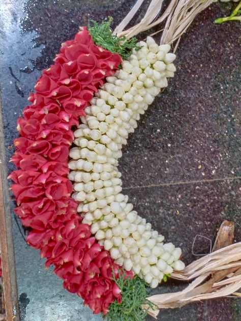 Nothing Poola Dandalu, Leaf Decor Wedding, Flower Jewellery For Haldi, Poola Jada, Fresh Flower Jewelry, Flower Jewelry Designs, Hair Style On Saree, Temple Jewellery Earrings, Wedding Flower Jewelry