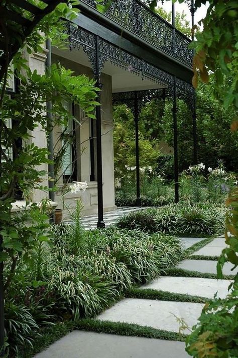 Outdoor Living: Inspired Pathways With Revelstone Funny Vine, Persian Garden, Casa Exterior, Garden Architecture, White Gardens, Small Garden Design, Front Garden, Outdoor Design, Garden Paths