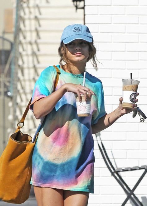 Vanessa Hudgens Hair, Vanessa Hudgens Style, Denim Tie, Yas Queen, Estilo Indie, How To Tie Dye, Colorful Crop Tops, Effortless Fashion, Summer Outfit Ideas