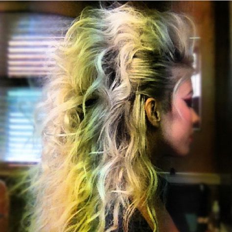 Rock of Ages Hairstyle Julianne Hough Rock Of Ages Hairstyles, Rock Of Ages Costume, Rockstar Makeup, 80s Fitness, 80s Hair And Makeup, Drag Hair, 80s Glam Rock, Statement Makeup, Rocker Hair