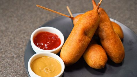 Enjoy crispy fried hot dogs with our take on the Hot Dog On A Stick. Breaded in a cornmeal-pancake batter, this easy fried corn dog recipe is a sure hit. Baked Corn Dogs, Corn Dogs Recipe, Corn Dog Recipe, Hot Dog On A Stick, Hot Dog Relish, Chili Cheese Dog Casserole, Fried Hot Dogs, Steak Diane, Corndog Recipe