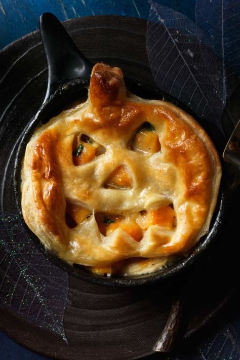 A frightfully-tasty main course for Halloween, this sweet potato dish is also a… Pumpkin Pot Pie, Halloween Cheese Ball, Sweet Potato Dishes, Halloween Food Dinner, Halloween Dishes, Halloween Party Dinner, Diner Recept, Cheese Pumpkin, Halloween Appetizers