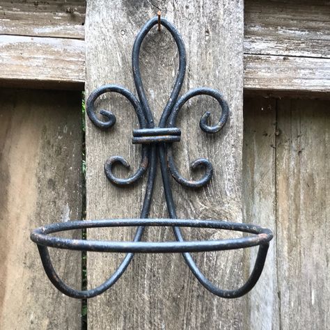 Vintage Wrought iron Fleur de Lis Plant Sconce Iron Decorative Items, Wrought Iron Garden Decor, Rod Iron Decor, Hanging Plant Display, Wrought Iron Wall Art, Wrought Iron Wall Decor, Wall Hanging Plant, French Country Garden Decor, Metal Flower Pots