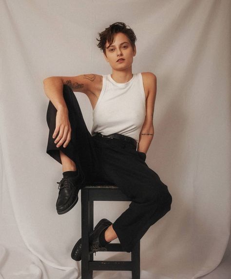 Queer Capsule Wardrobe, Androgynous Pride Outfit, 80s Lesbian Fashion, Fem Nonbinary Outfits, Androgynous Femme Fashion, Buzzcut Outfit Women, Enby Outfits Summer, Masc Poses For Women, Masculine Poses For Women