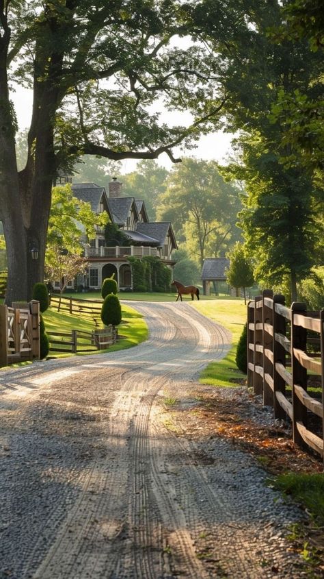 Landscaping A Long Driveway, Dream House Wallpaper, House With A Big Yard, Farmhouse Driveway, Horses Countryside, Dream Driveway, Long Driveway, Business Decoration, Farm Building