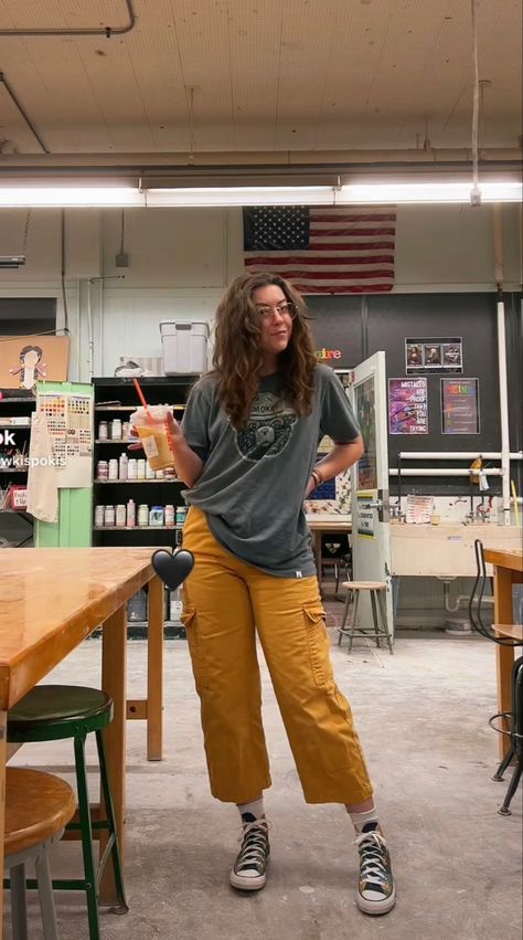 Outfit Inspirations Teacher, Teacher Converse Outfit, Teacher Outfits With Converse, Art Teacher Style Aesthetic, Comfy Teacher Pants, Lesbian School Outfits, High School Art Teacher Outfits, Comfy Artsy Outfits, Converse Teacher Outfit