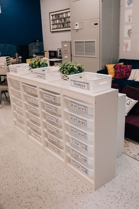 The 10/20 Model You Need For Your Kindergarten Literacy Centers - Move Mountains in Kindergarten Ikea Classroom, Classroom Cubbies, Kindergarten Classroom Setup, Kindergarten Literacy Centers, Classroom Organization Elementary, Literacy Centers Kindergarten, Classroom Centers, Classroom Layout, Elementary Classroom Decor