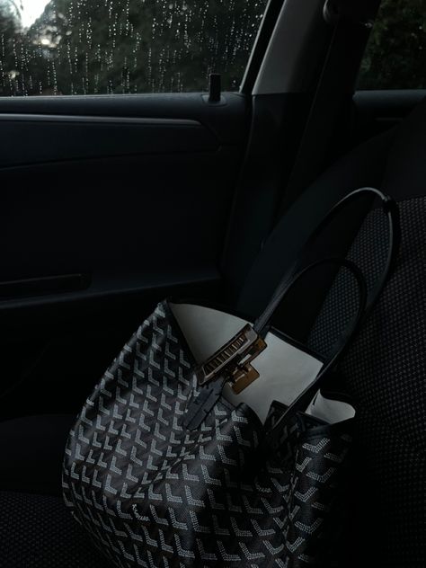 Goyard Bag Aesthetic, Goyard Tote Aesthetic, Goyard Mini Anjou Outfit, Goyard Aesthetic, Black Goyard Bag, Black Goyard, Mini Anjou Goyard Outfit, Goyard Purse, Black Goyard Tote