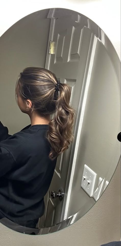 highlighted ecoposh brunette balayage in ponytail Brown Hair In A Ponytail, Brown Hair Up, Dark Brown Hair With Blonde Highlights, Brunette With Blonde Highlights, Chestnut Brown Hair, Short Hair Ponytail, Brown Hair With Caramel Highlights, Brown With Blonde Highlights, Medium Hair Color