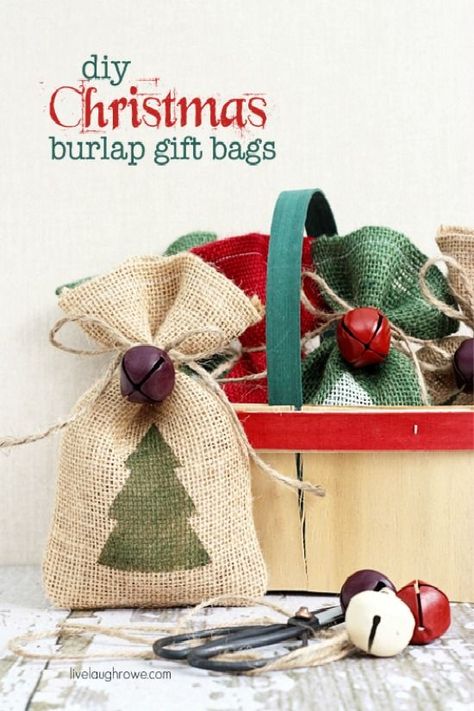 Burlap Gift Bags | 100 Days of Homemade Holiday Inspiration on HoosierHomemade.com Relief Society Crafts, Carnival Decor, Glow Crafts, Burlap Ideas, Christmas Burlap, Burlap Gift Bags, Burlap Projects, Diy Burlap, Christmas Carnival